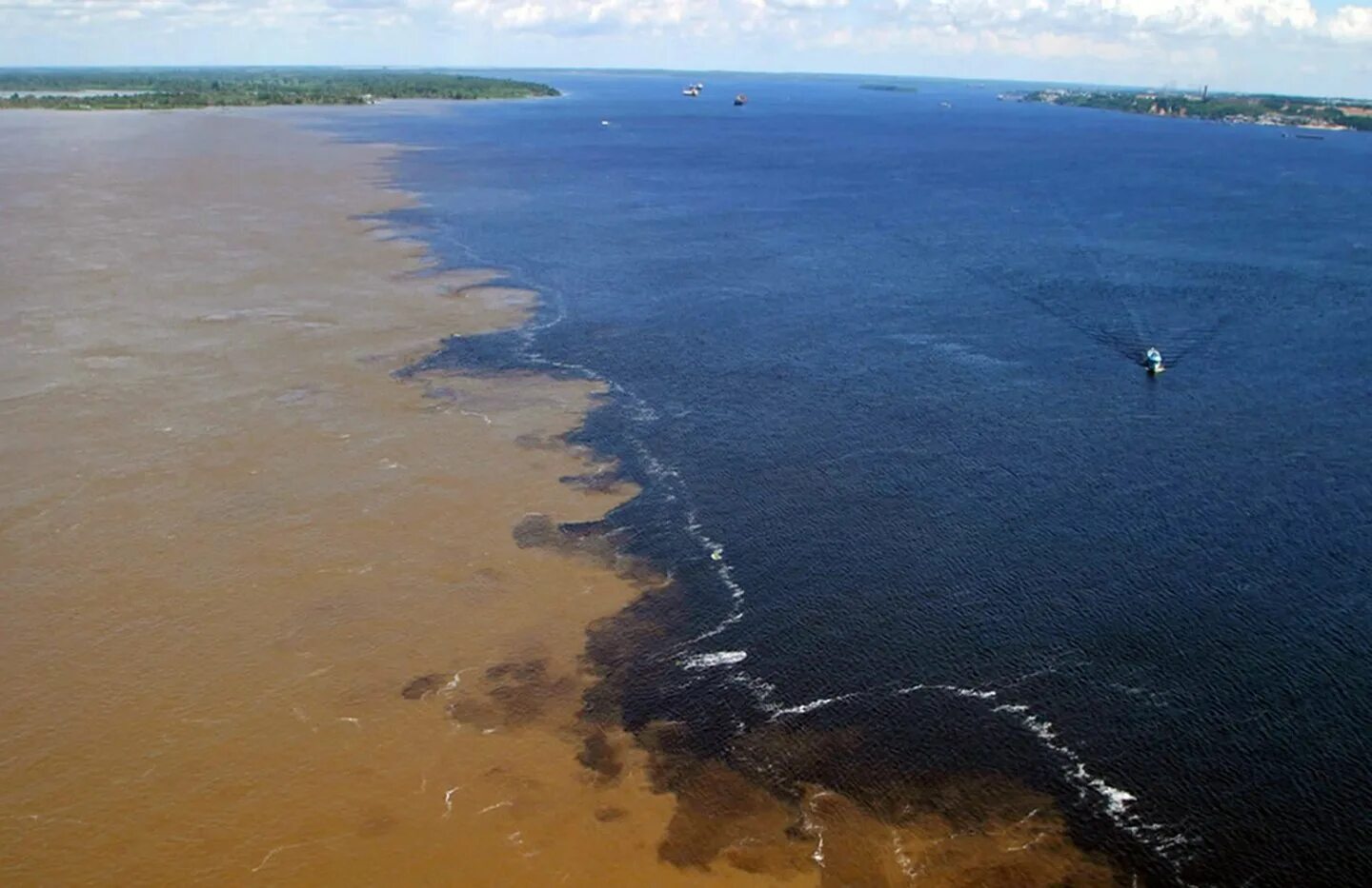 Река соединяющая великие озера с атлантическим океаном. Река Рио Негро. Река Амазонка и Рио Негро. Слияние амазонки и Рио-Негро. Река Риу негру и Солимойнс.