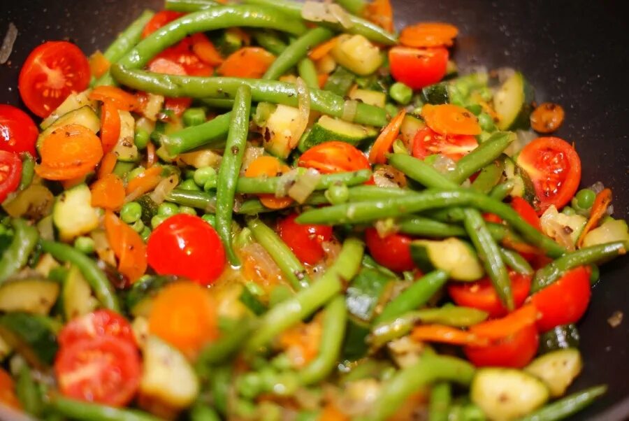 Тушеные овощи. Овощной гарнир. Овощи на сковороде. Блюда из тушеных овощей. Приготовление жареных овощей