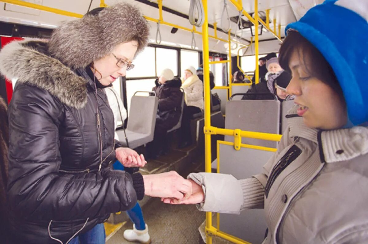 Повышение проезда в общественном. Подорожание проезда в общественном транспорте. Девушка в пуховике в троллейбусе. Пассажир передает деньги кондуктору. СИТИКАРД В 201 автобусе.