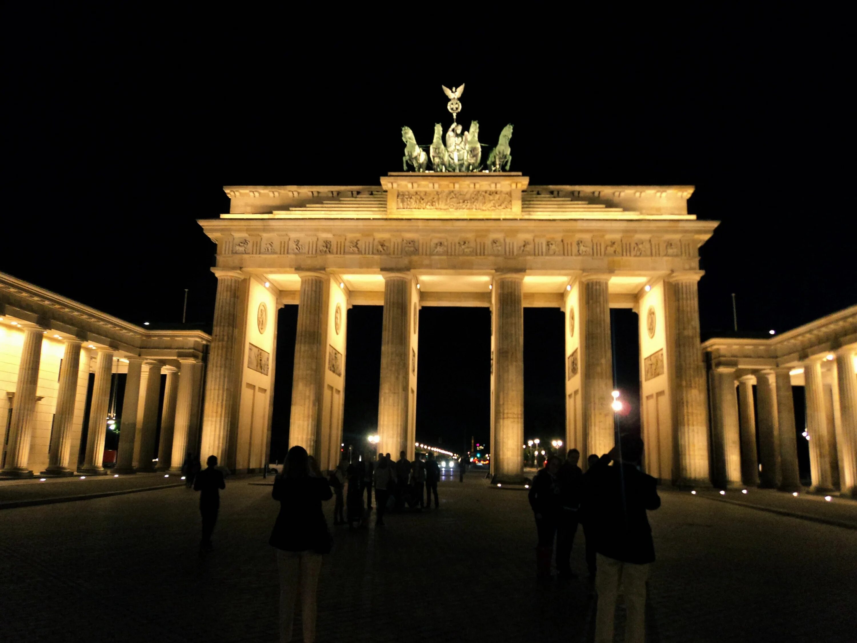 Бранденбургские ворота. Ворота в Берлине. Брандербургские ворота Берлин. Бранденбургские ворота ночью.