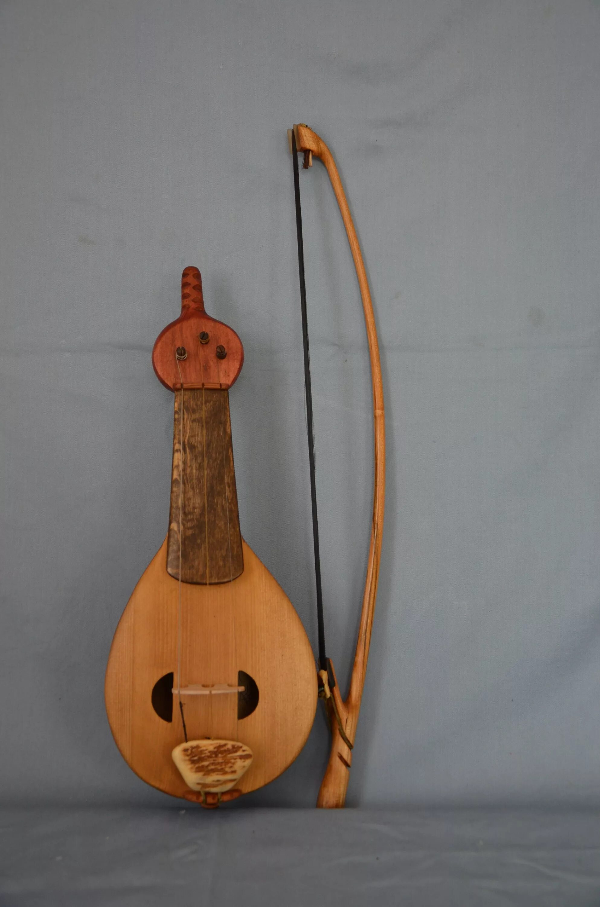 Гудок музыкальный инструмент народные музыкальные инструменты. Скрипель музыкальный инструмент. Сигудок музыкальный инструмент. Древнерусский инструмент гудок. Струнные инструменты средневековья.