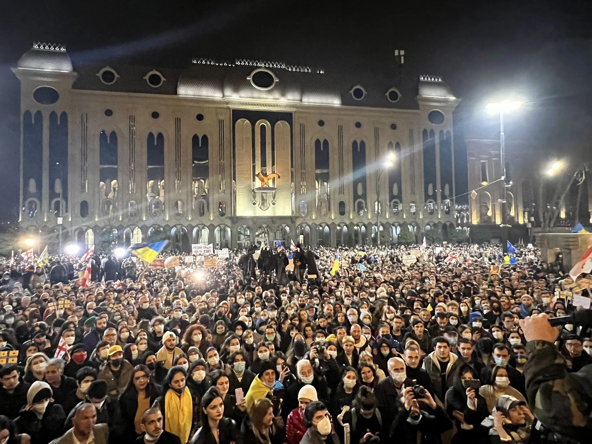 Новости грузии 2024 год. Тбилиси Украина. Париж митинг в поддержку Украины. Грузия люди.