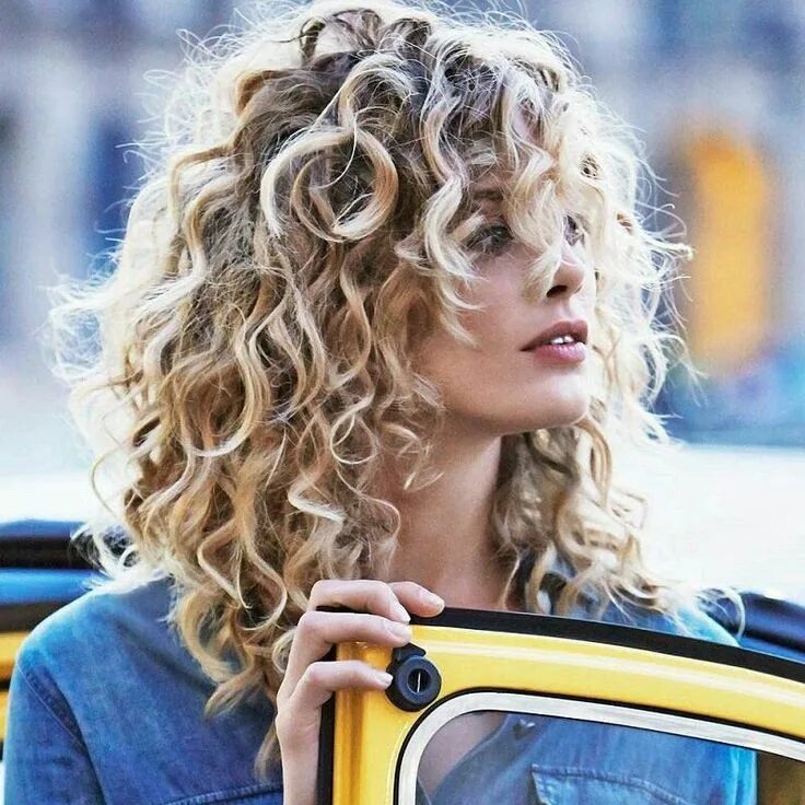 Curly blonde. Волнистое каре биозавивка. Биозавивка кудри ангела. Биозавивка на каре блонд.