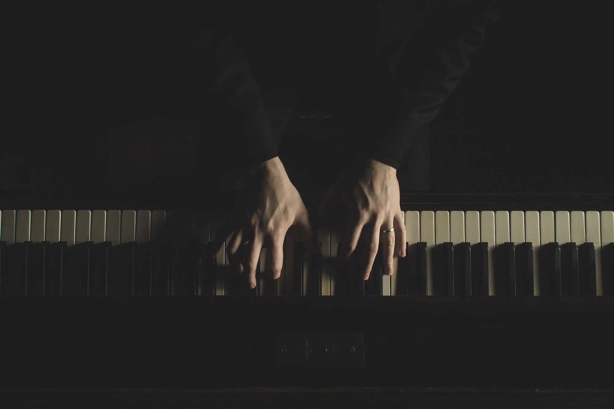 1 tom play the piano. Пианист Эстетика. Руки на фортепиано. Фортепиано Эстетика. Руки пианиста.