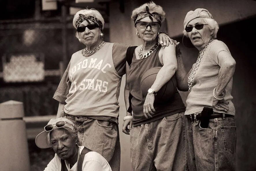 подруги в старости. 3 старые бабушки. три смешные старушки. три модные бабки. три бабушки подружки.