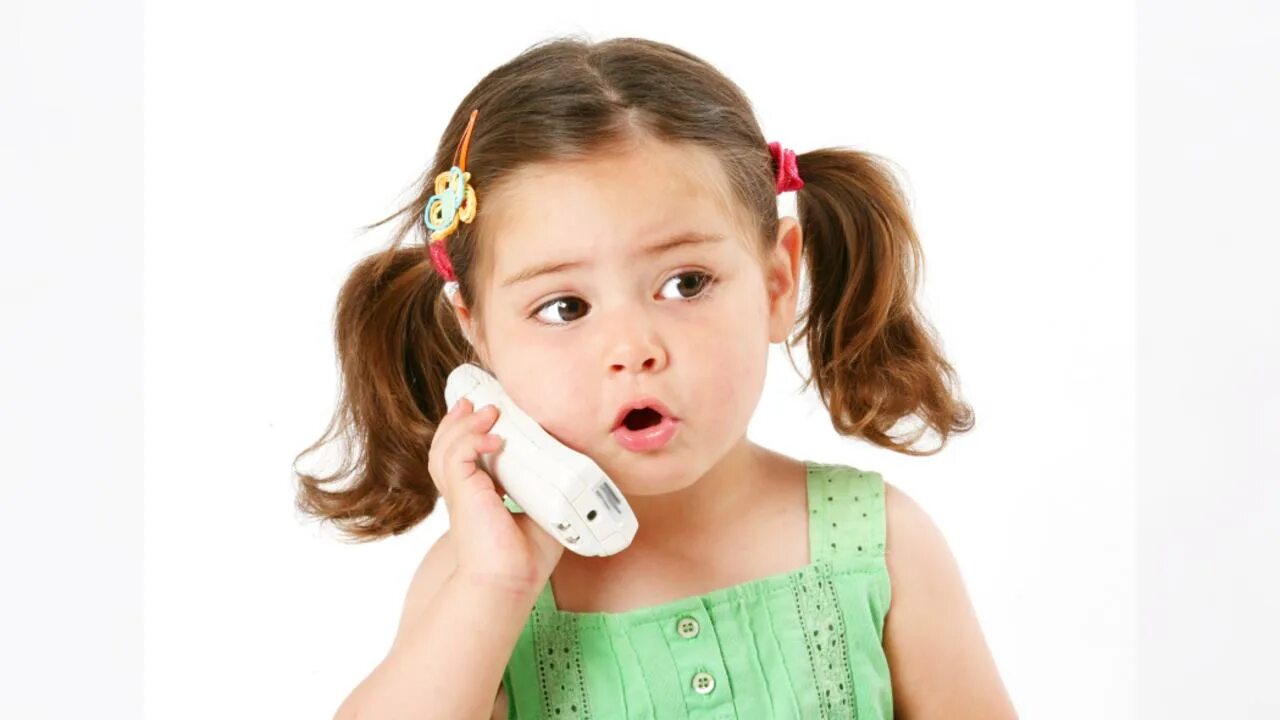 Ребенок звонит. Ребенок с телефоном. Ребенок говорит. Речь ребенка. Ребенок звонить маме