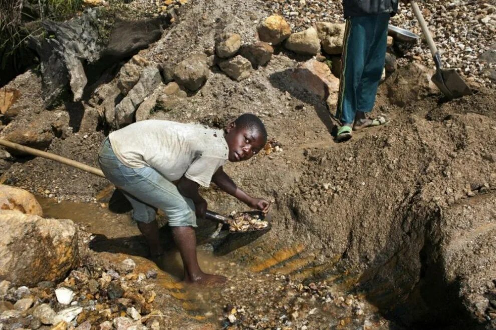 Какая добыча юар. Конго Рудники. Сьерра Леоне золотой прииск. Золотые Рудники в Африке. Добыча руд в Африке.