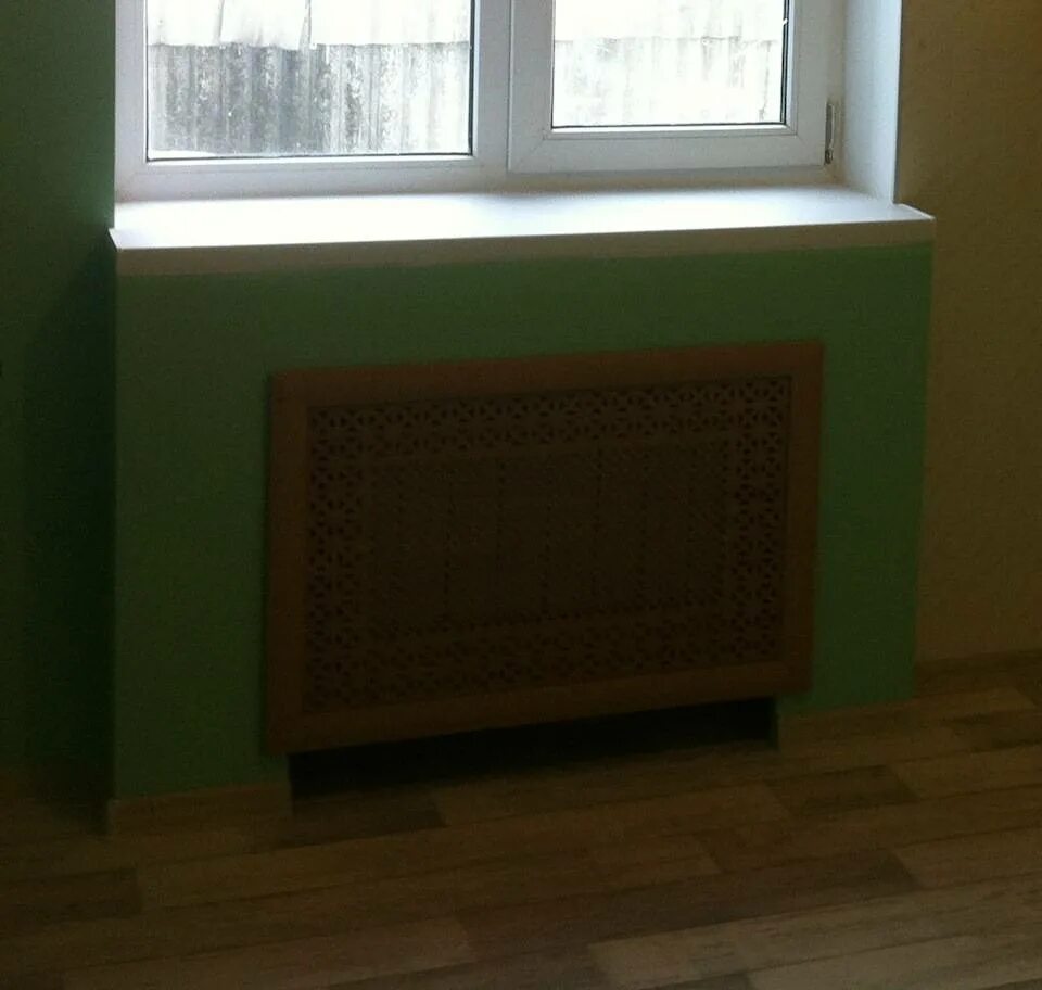 Короб под батарею. Каркас для радиатора отопления. Обшивка труб отопления. Радиатор отопления на гипсокартон. Теплоотражающий экран для батареи.