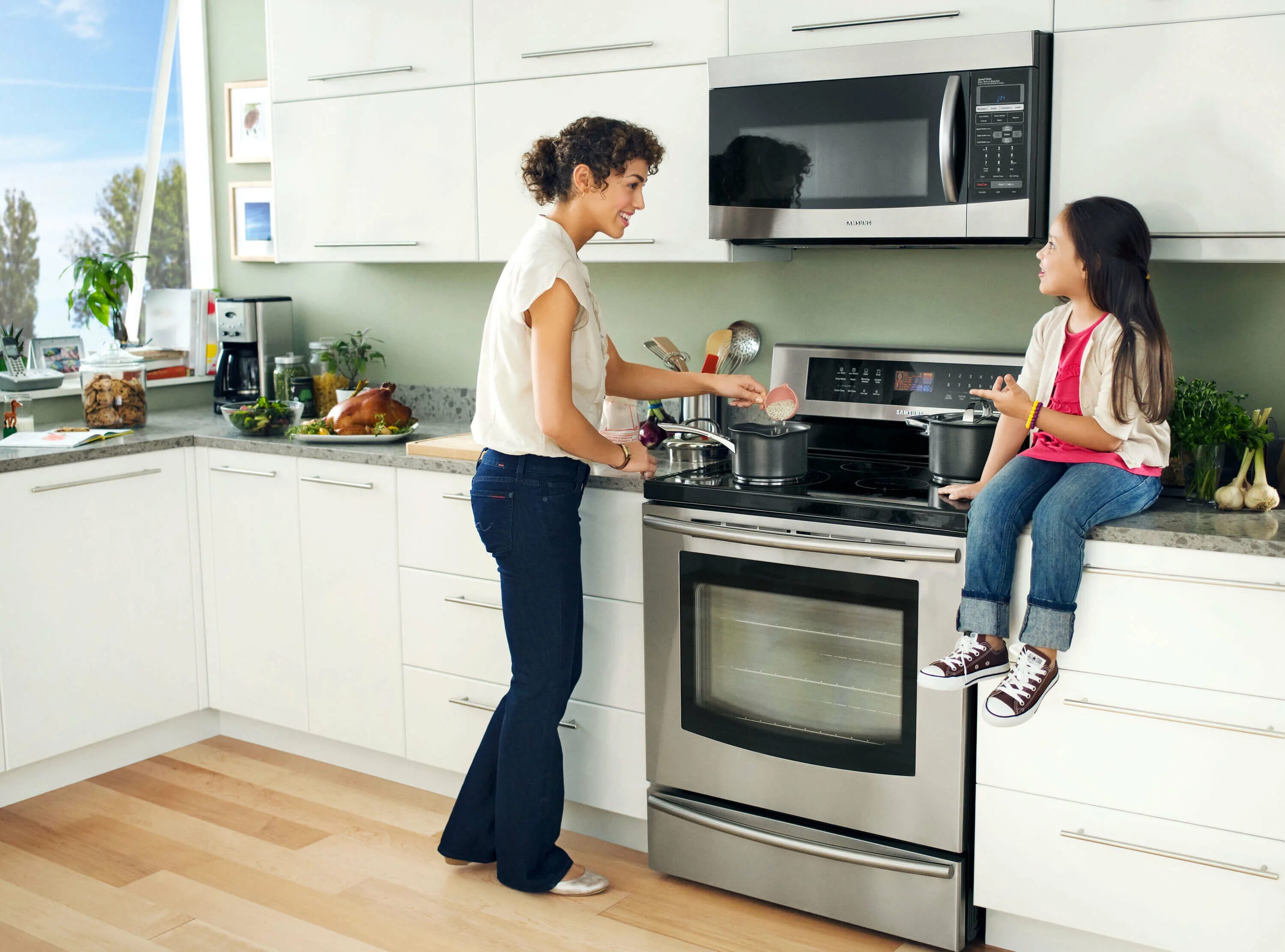 Как стать плиты. Как стать плиты. Газовая плита гефест коптит большая конфорка. Грязная индукционная плита. Плита двухконфорочная электрическая.