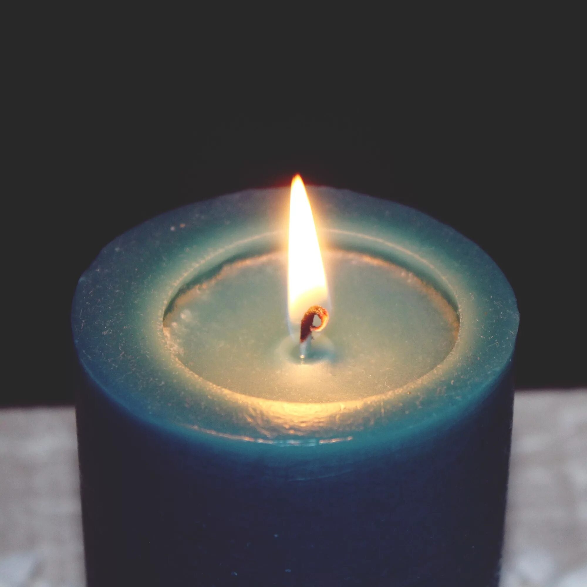 Свеча высокое пламя. В пламени свечи. Голубые свечи. Синяя свеча. Синяя свеча горит.