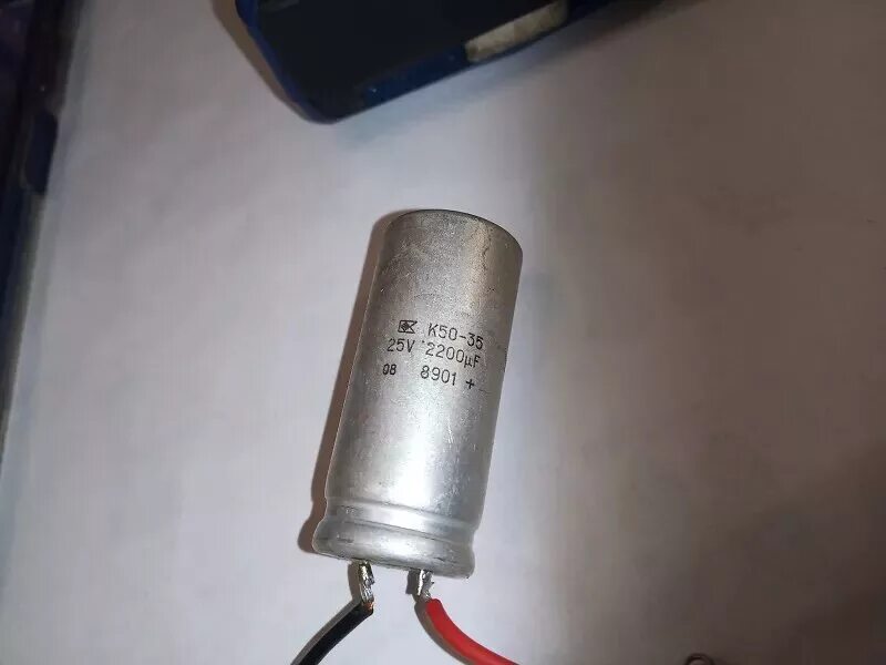 Емкость конденсатора в контуре 50 мкф. 2 г. Ёмкость конденсатора колебательного контура. Емкость конденсатора в контуре 50 мкф. Катушку какой индуктивности надо включить.