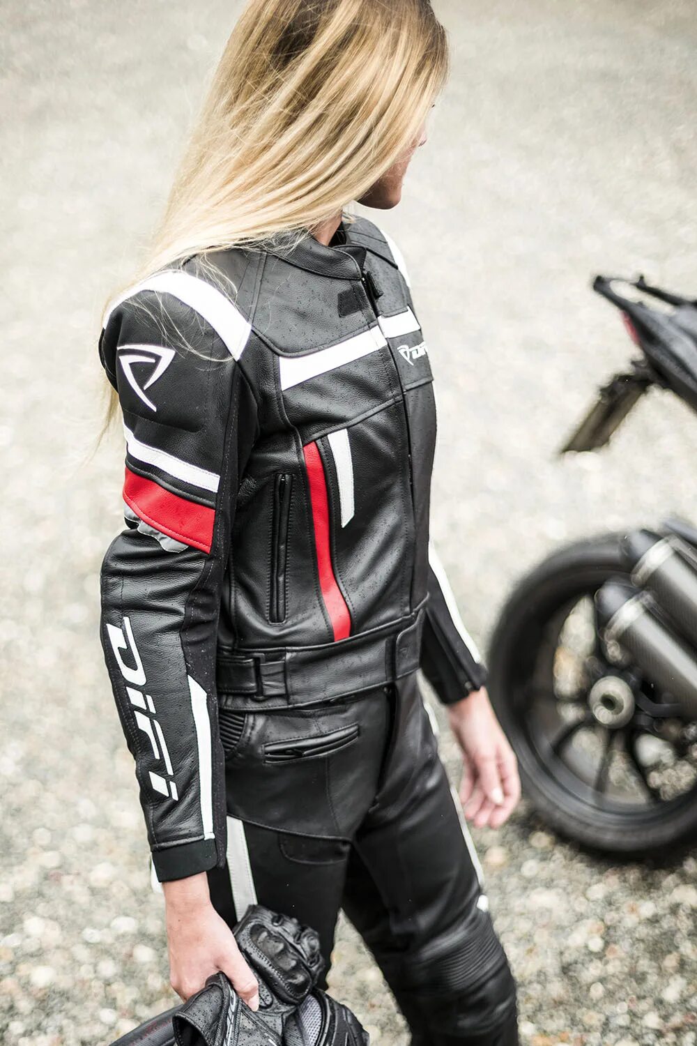 Мотокостюм женский tegera. Мотокуртка Dainese женская. Мотокуртка Dainese красная. Мотокуртка дайнез женская черная. Мотокомбинезон Dainese черно красный.