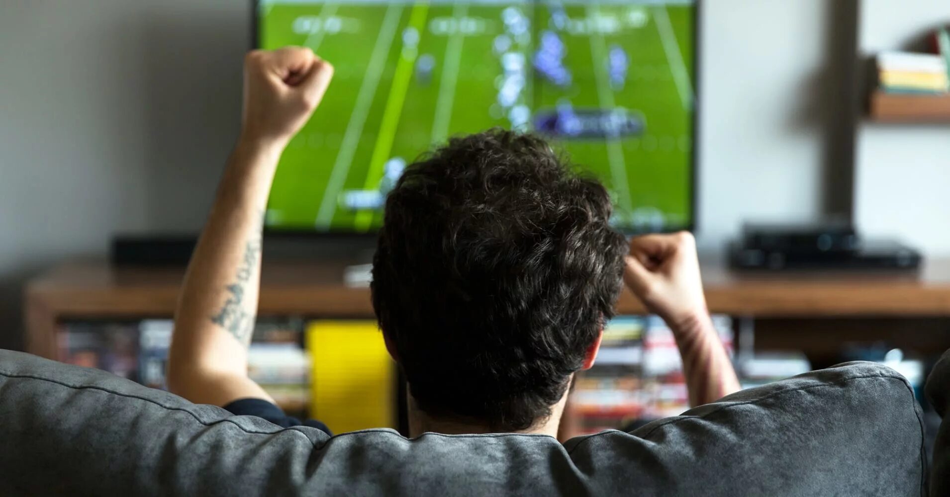 Футбол по телевизору. Человек телевизор. Человек перед телевизором. Телевизор футбол. Сколько смотрят футбол