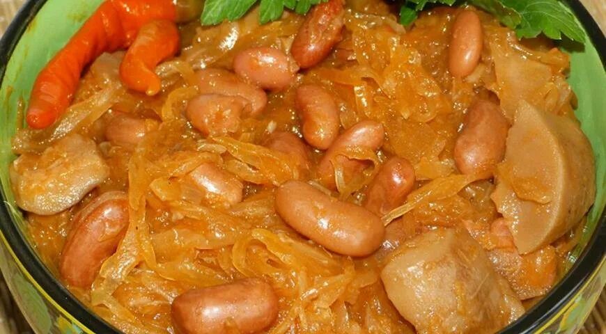 Квашеная капуста с грибами тушеная. Тушеная капуста с фасолью. Тушеная капуста с грибами и фасолью. Бобовые с тушеной капустой. Тушеная квашеная капуста с грибами