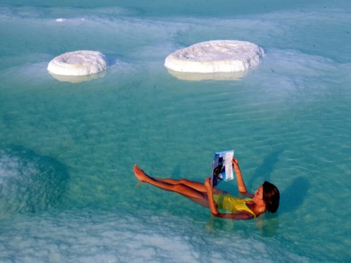 Мертвое море человек на воде
