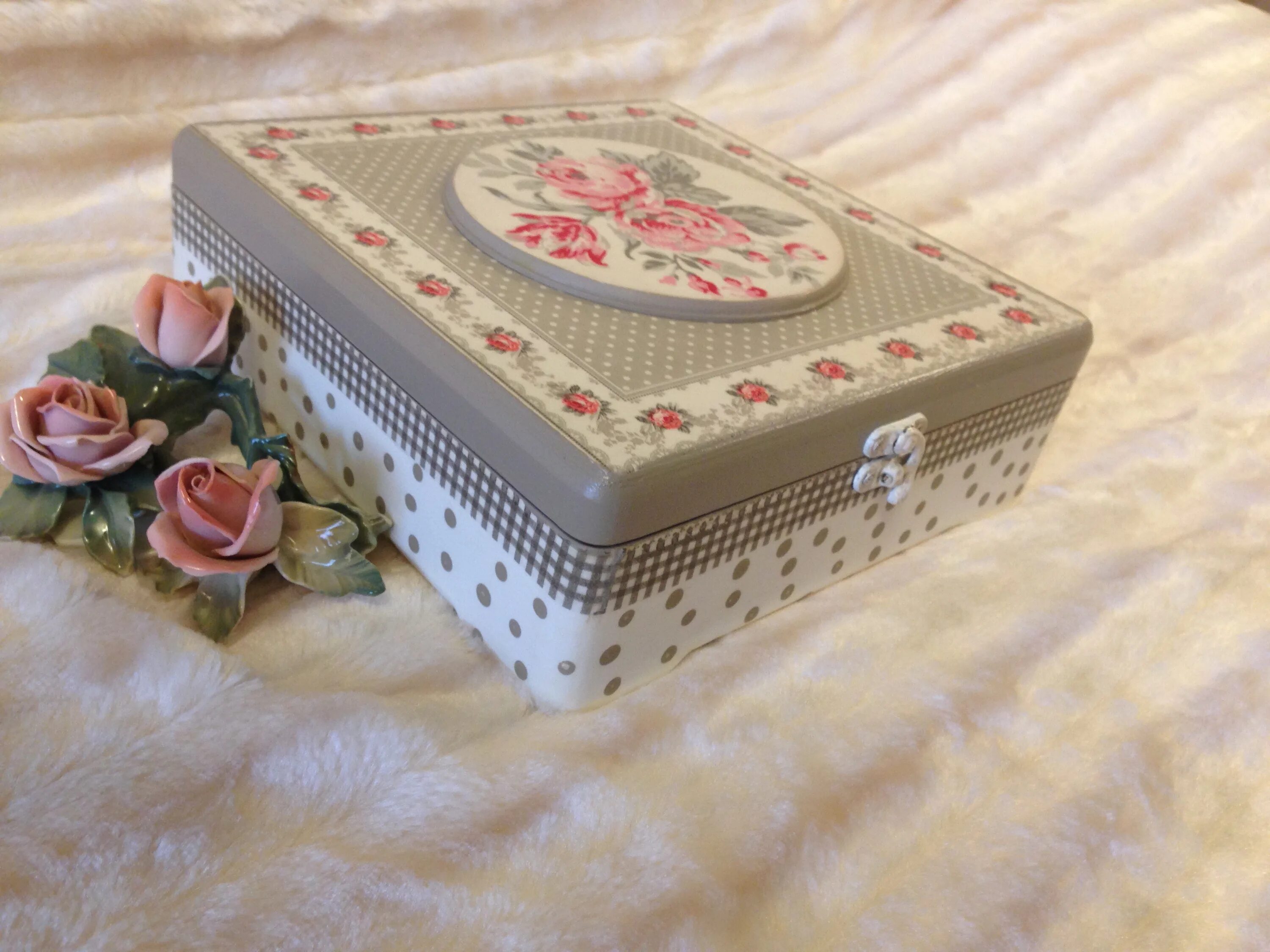 декоративная коробка. художественная техника декупаж. декорирование деревянной коробочки. изделия в стиле декупаж. декупаж шкатулки в стиле винтаж мастер класс.