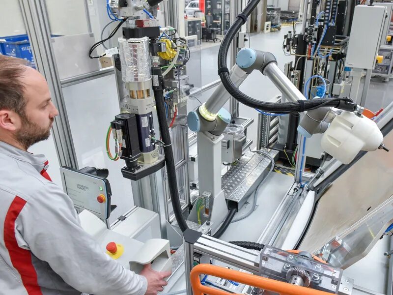 Процесс изготовления техники. Роботы в промышленности. Робототехника в производстве. Роботизированная линия производства. Роботизированный цех.