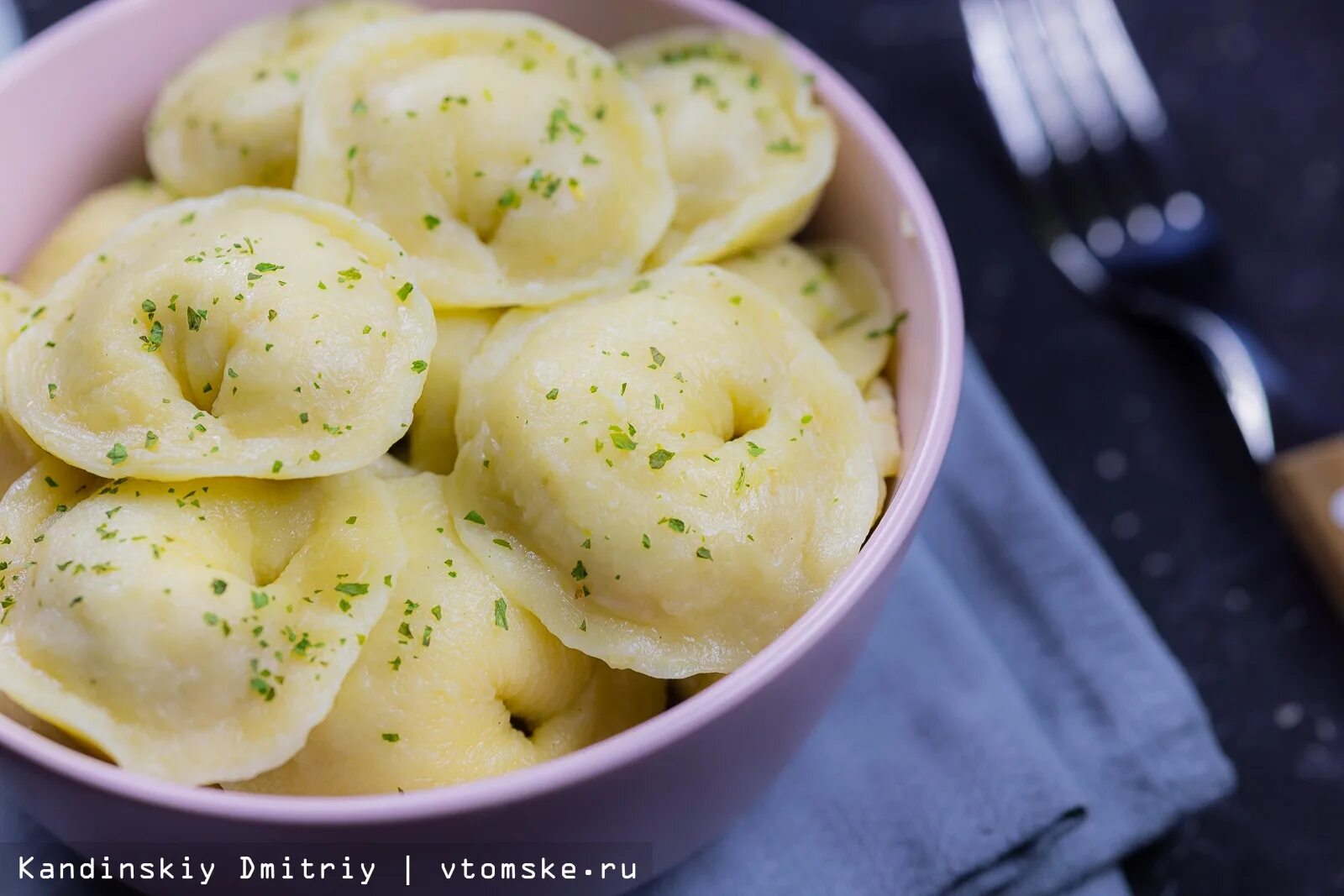 Командор пельмени с бульоном. Блюдо Закарпатье булка на пару с соусом. Растаявшие пельмени