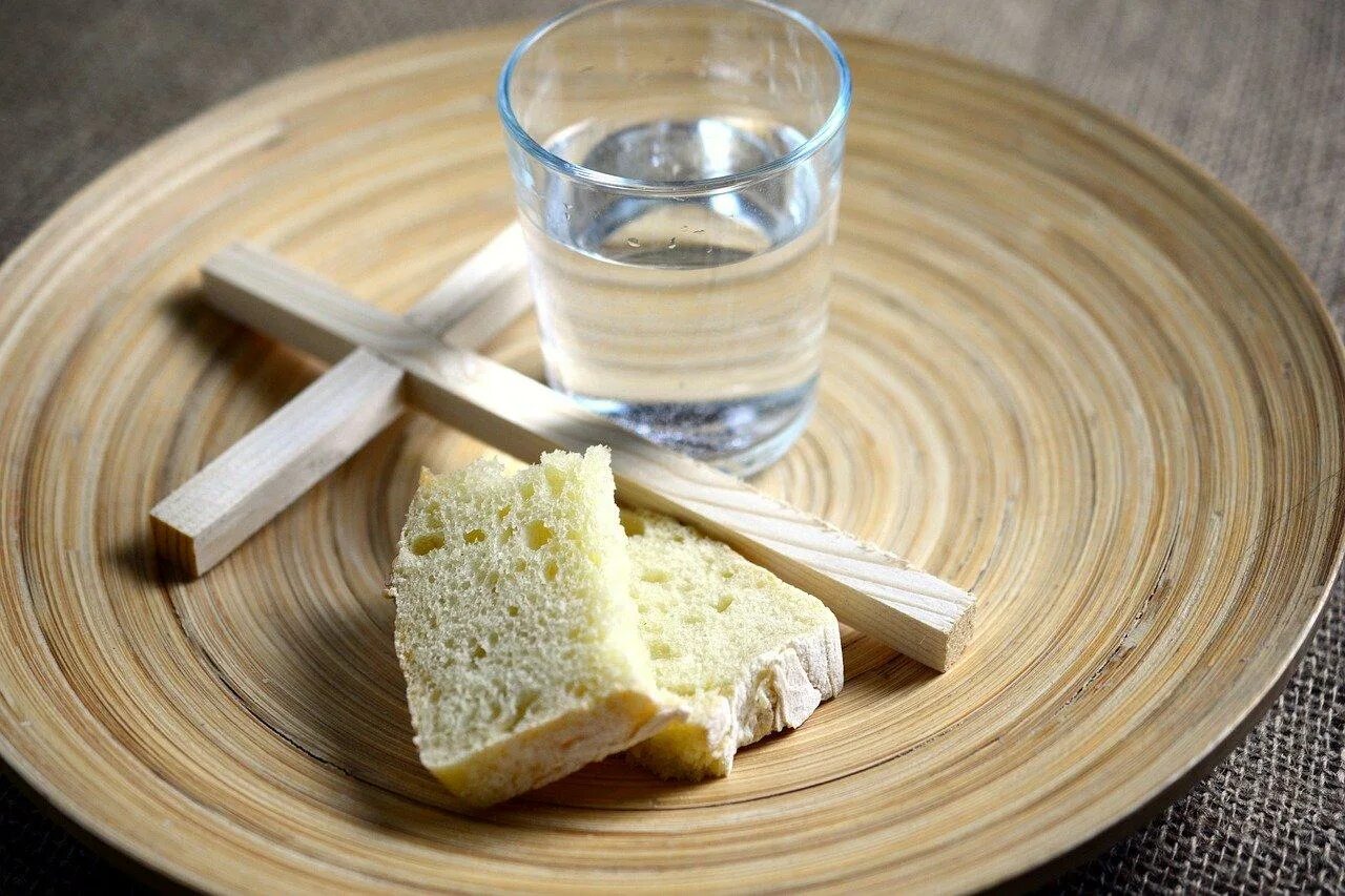 Воды и хлеба дай. Хлеб и вода. Пост хлеб и вода. Еда с водой хлеб. Великий пост.