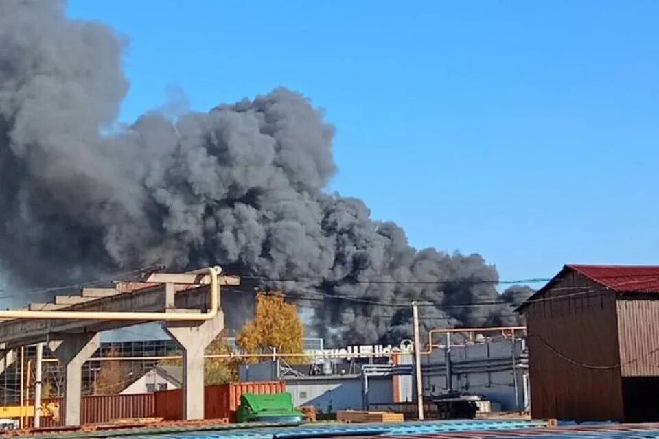 Пожар в Санкт-Петербурге Красногвардейский район. Пожар в Красногвардейском районе сейчас. Пожар в Красногвардейском районе сейчас СПБ. Горящие ангары. Сгорел ангар