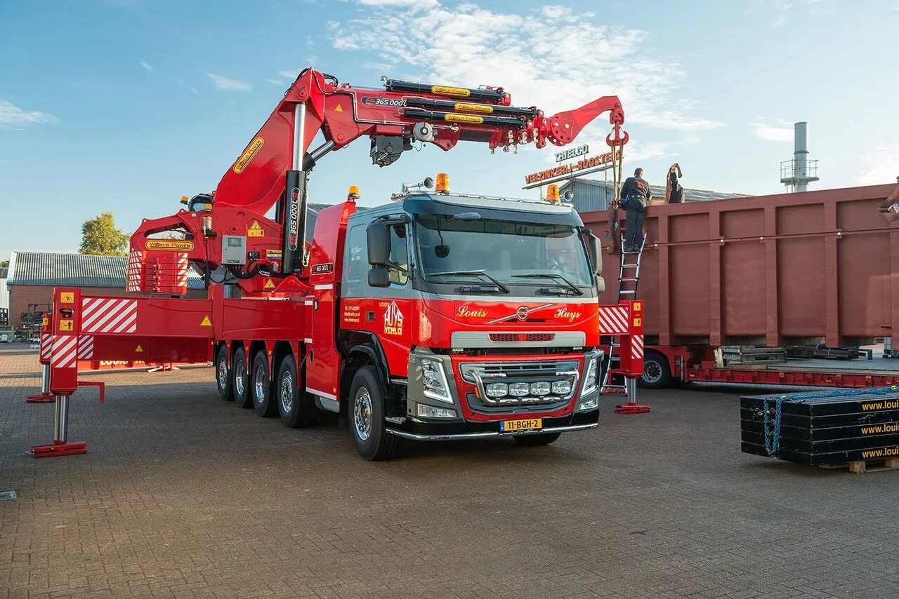 Манипулятор 4. Volvo 10x4 манипулятор. Вольво 8х4 с КМУ. Вольво 8х4 манипулятор Палфингер. Автокран Volvo 6x6.