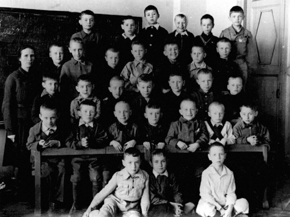 Чемберлен на парламенте 1938. Фото старого горно-алтайска. Школа 1938 года. Гамской семилетней школе. Владимир высоцкий школьные годы.