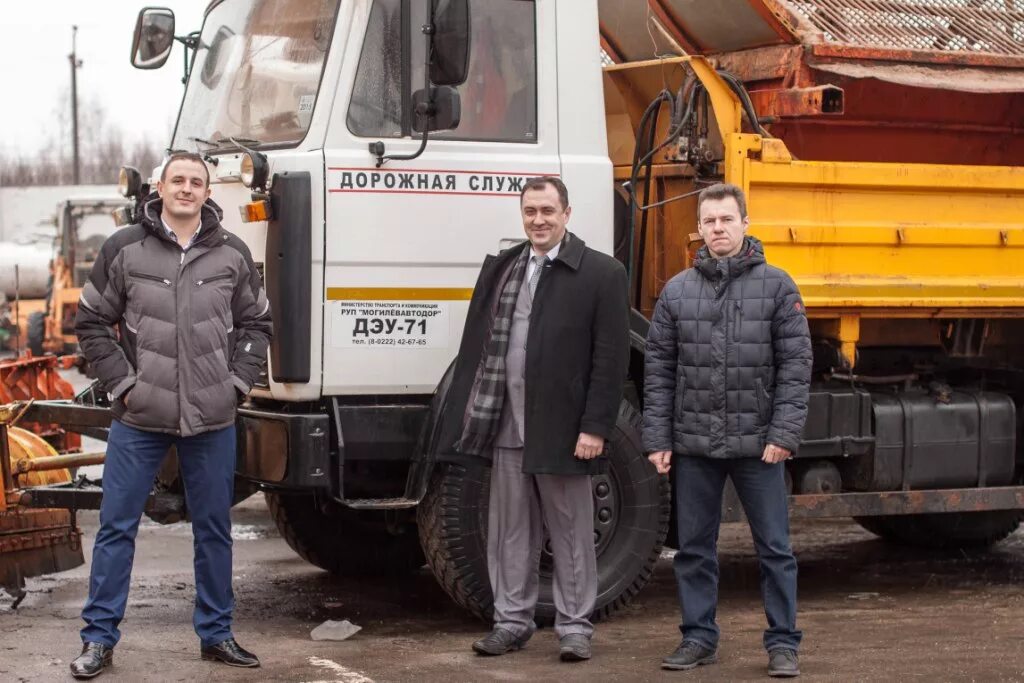 дрсу канаш. камаз дорожный дрсу. уборка улиц от снега. камаз 65115 красный дрсу. дорожно-эксплуатационные машины.