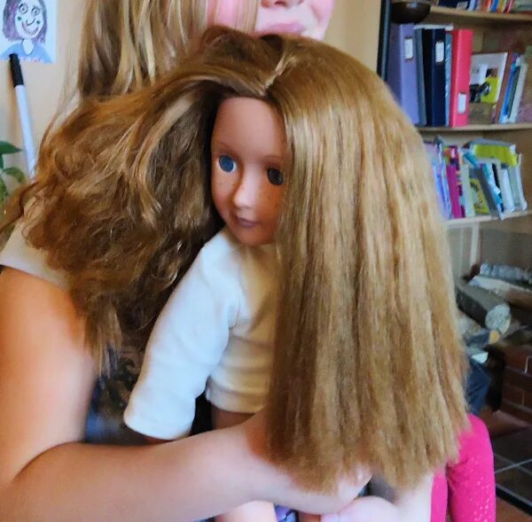 Жидкие волосы у куклы. Девочка кукла вот так волосы есть. Волосы для кукол купить. Таскание куклы за волосы дети. Какие волосы были у куклы
