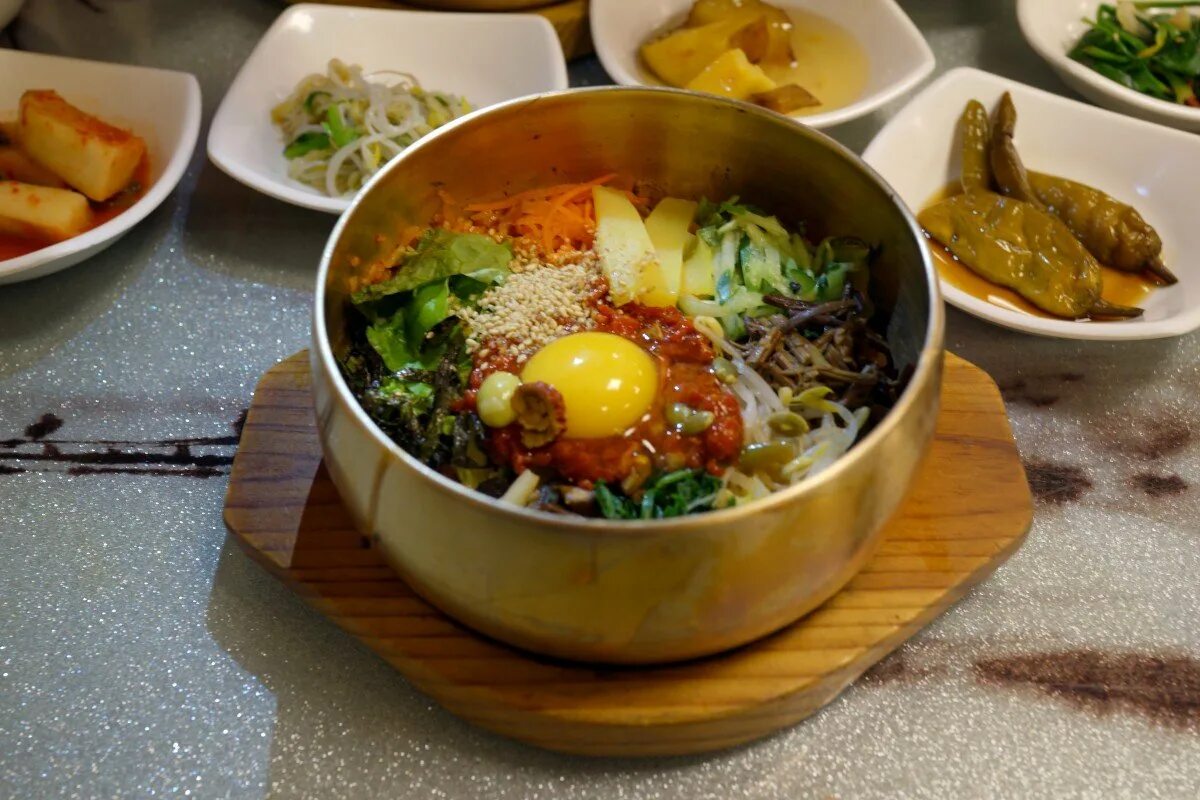 Пибимпап это. Пибимпаб чонджу. корейская кухня бибимбап. пибимпап корейское. пибимпап корейское блюдо.