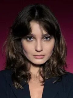 Boshlari orqasida oyoqlari bolgan etuk ayollar