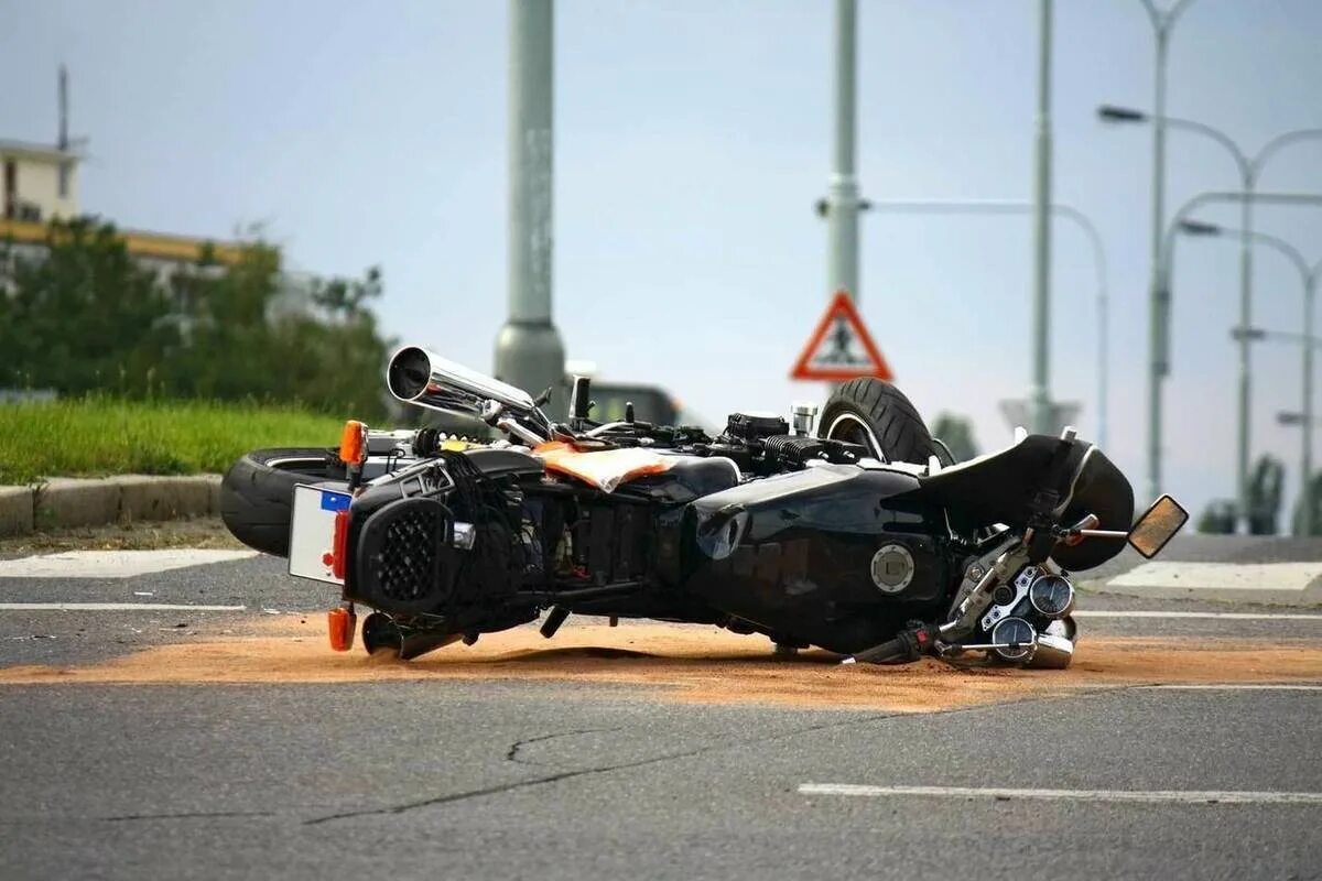 Мотоциклист стрелял. Мотоцикл лежит на дороге. Лежачий мотоцикл.