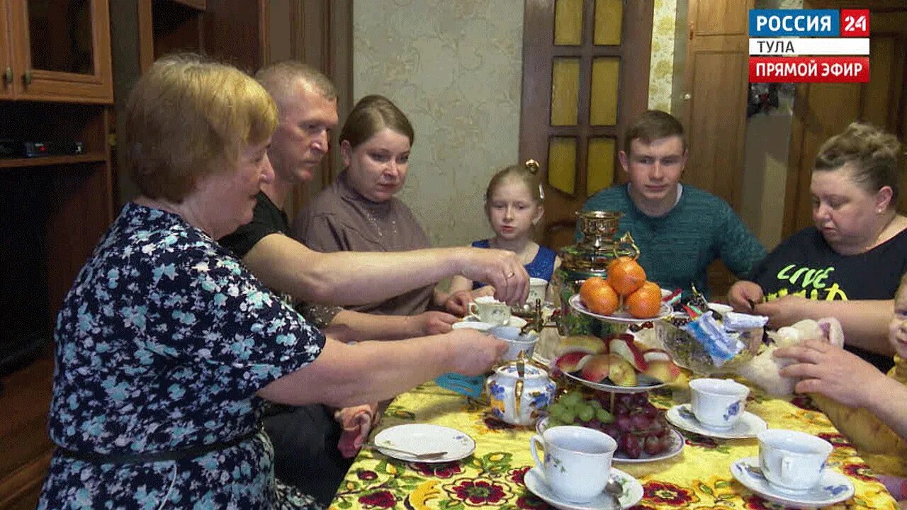 Год семьи тульская область. Большая семья. Большая семья за самоваром. Семья поколения. Из поколения в поколение семья.