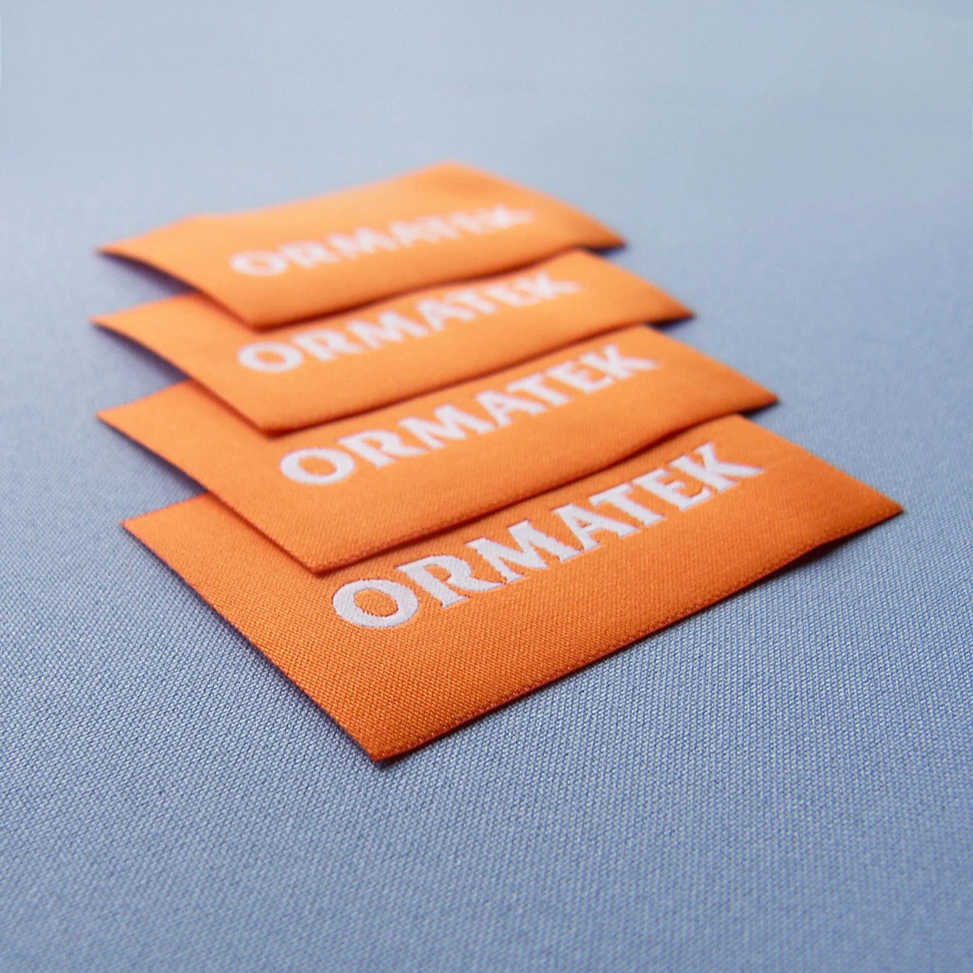 Жаккардовая бирка с логотипом. Жаккардовый лейбл на одежду. Жаккардовый лейбл на одежду. Жаккардовый лейбл на одежду. Жаккардовые бирки для одежды на заказ.