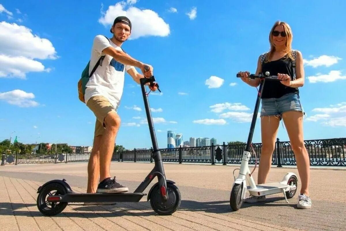 Сколько стоит 1 минута на электросамокате. Электросамокат езда. Человек на самокате. Кататься на самокате. Электросамокат человек.