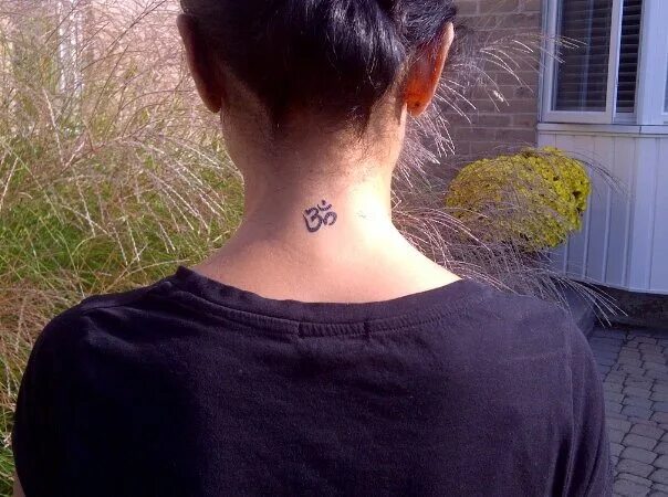 тату корона на шее. тату на шее мужские. тату на шее для девушек. шея 4 буквы. красивые тату на шее для девушек сбоку.