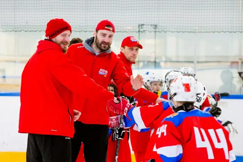 хоккей россия. красная машина юниор форма. красная машина юниор. барчук красная машина юниор. машина испытания красная.