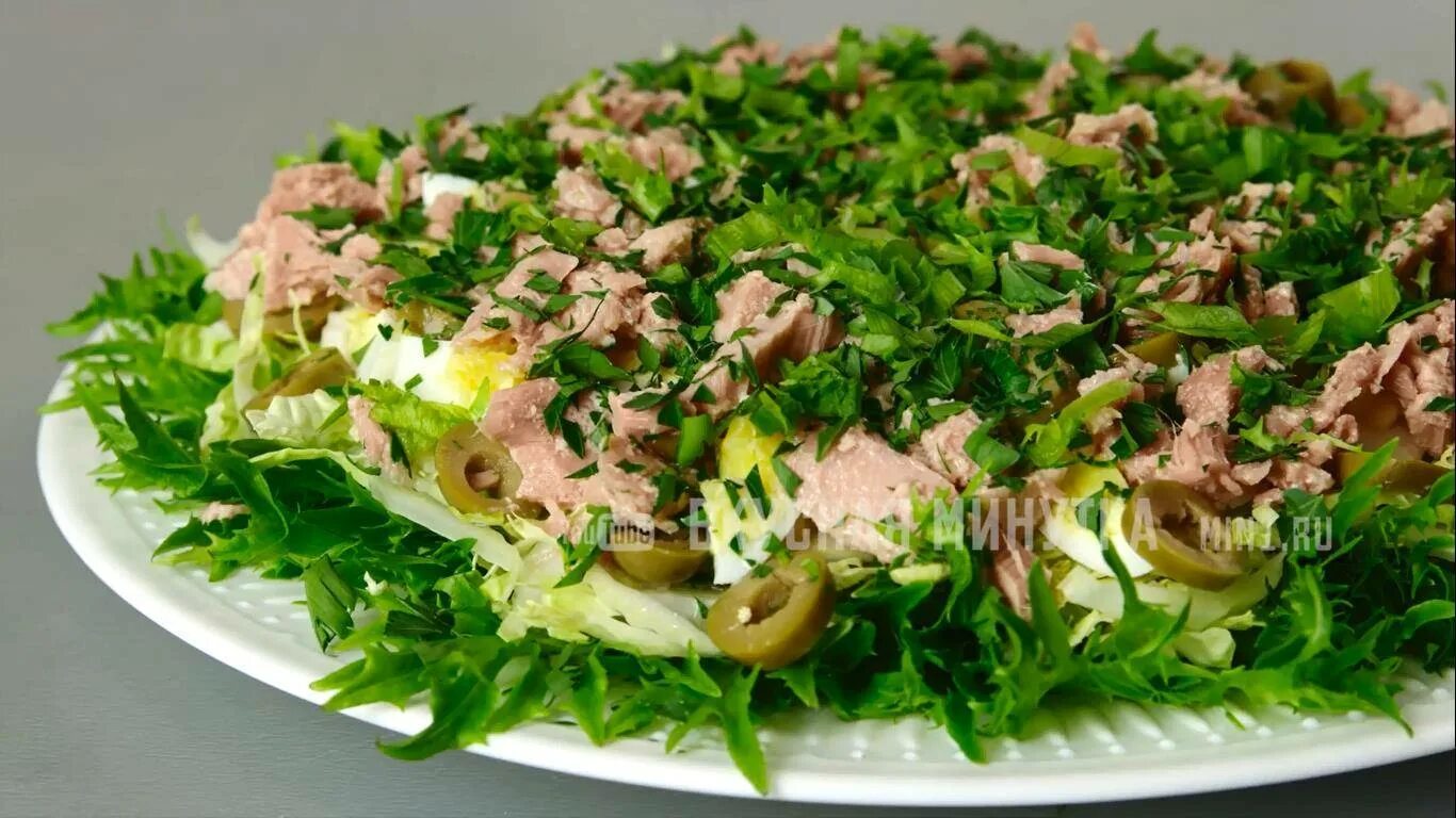Салат с тунцом и капустой. Пекинская капуста с тунцом. салат с тунцом и пекинской капустой. салат зеленое море. салат из тунца и пекинской капусты.