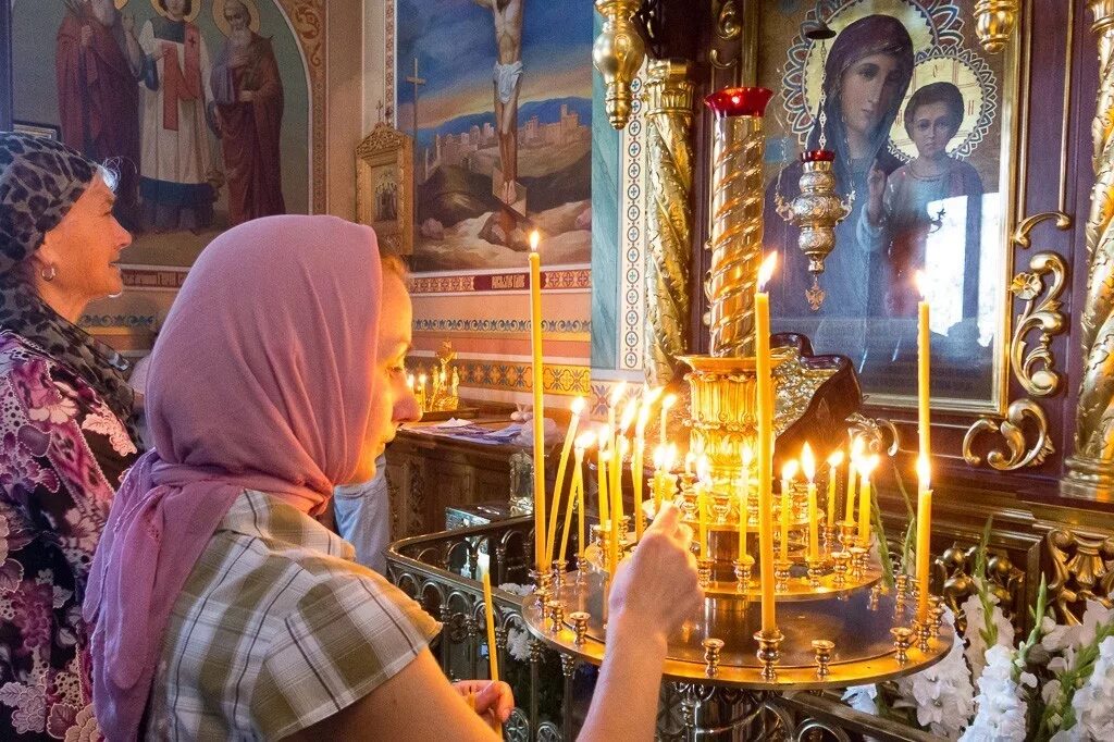 Видеть себя в церкви. Казанская икона Божией матери храм свечи. Храм Казанской иконы Пресвятой Богородицы. Икона Казанской Пресвятой Богородицы в церкви. Казанская икона Божией матери в храме.