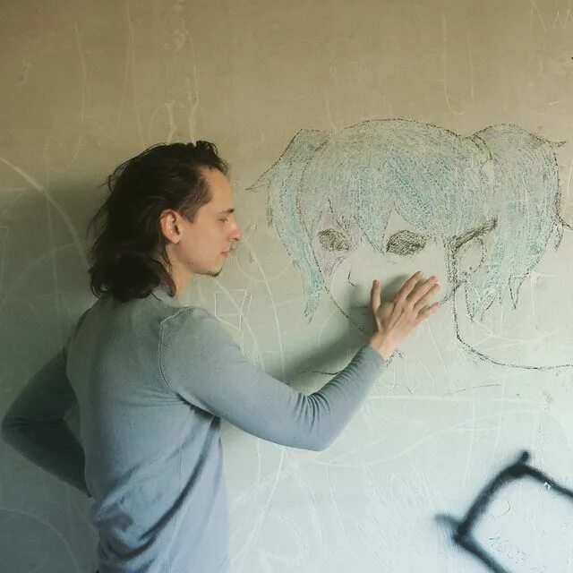 гипсовая голова в художественной школе. Helene delmaire портреты. художник рисует головой. рука художника с кистью. елена андерсон.