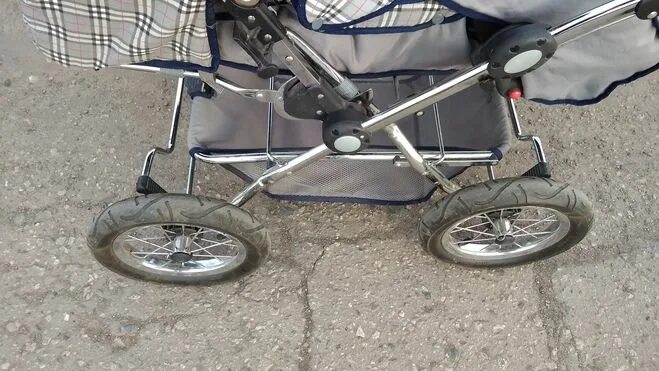 Фотосессия прогулки с коляской. У коляски задние колеса домиком. Коляска joovy 2021. Детские коляски с приводом. Коляску ведет.