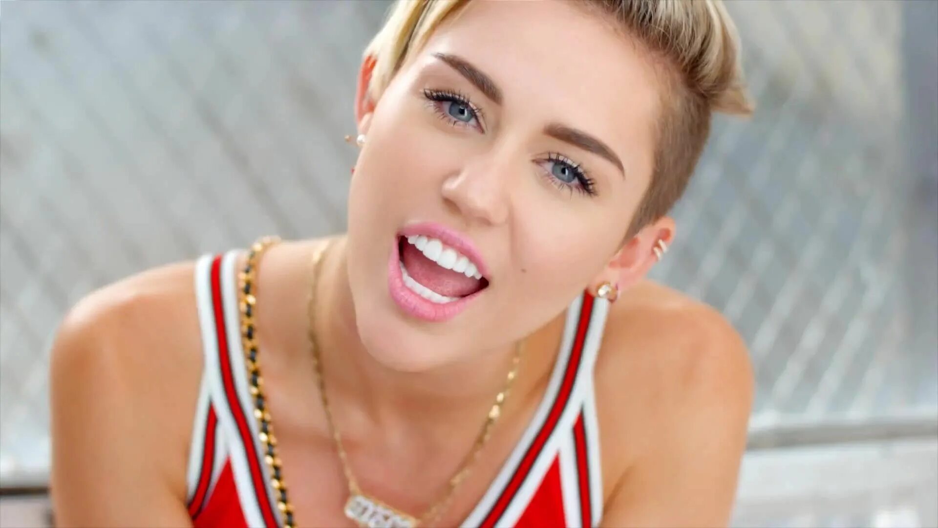 Майли сайрус 2000. 23 feat miley. Miley cyrus, wiz khalifa, juicy j dog basketball. Miley cyrus 23. Mike will made-it - 23 ft.