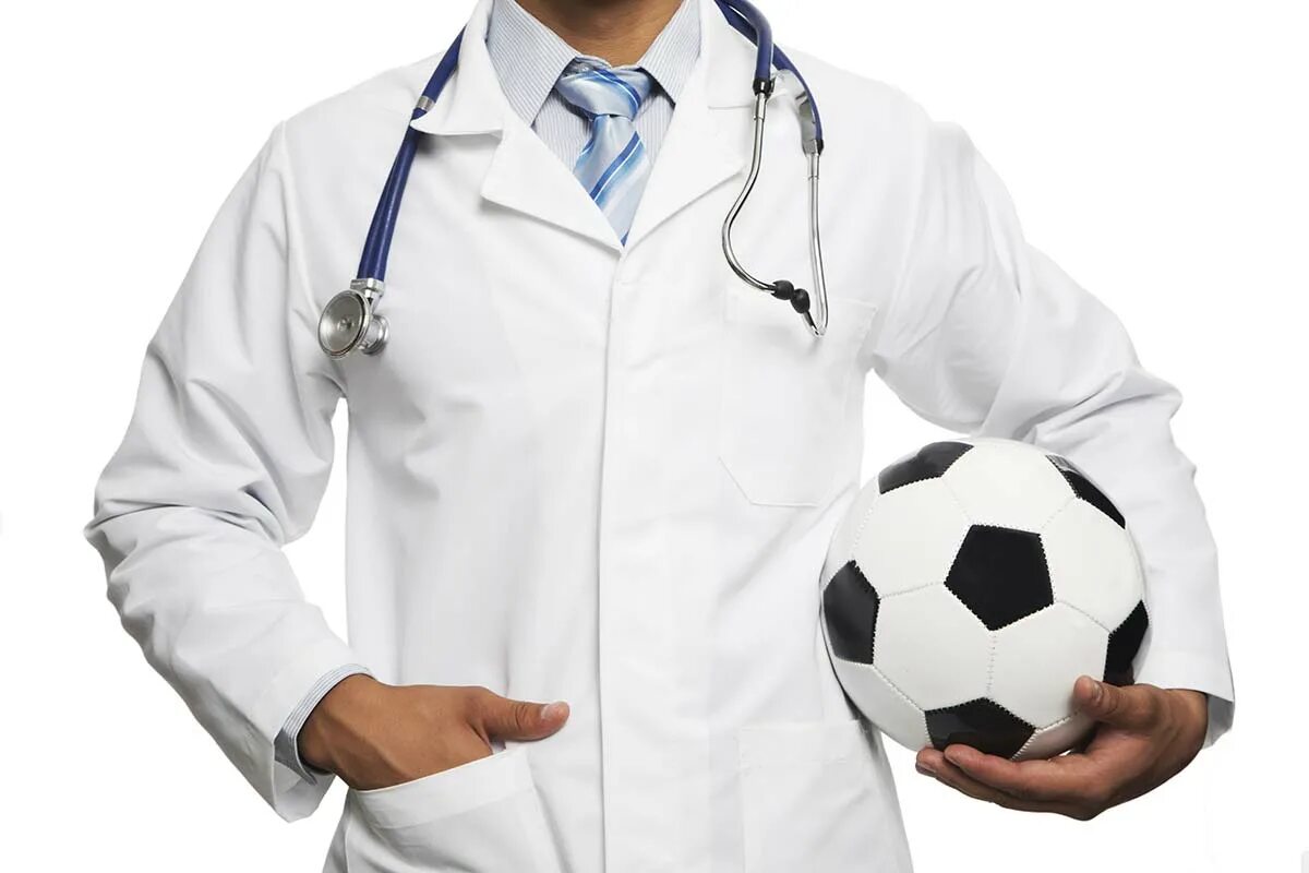 Спортивное медицинское учреждение. Врач с футбольным мячом. Спорт и медицина. Спортивный врач. Спортивный медик.