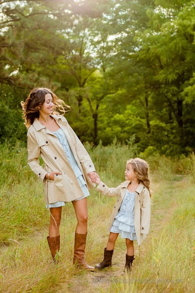 Mother and daughter family. Фотосессия мама и дочка. Фотосессия мама и дочка на природе. Фотосессия с дочкой идеи. Фотосессия мама и дочка идеи.