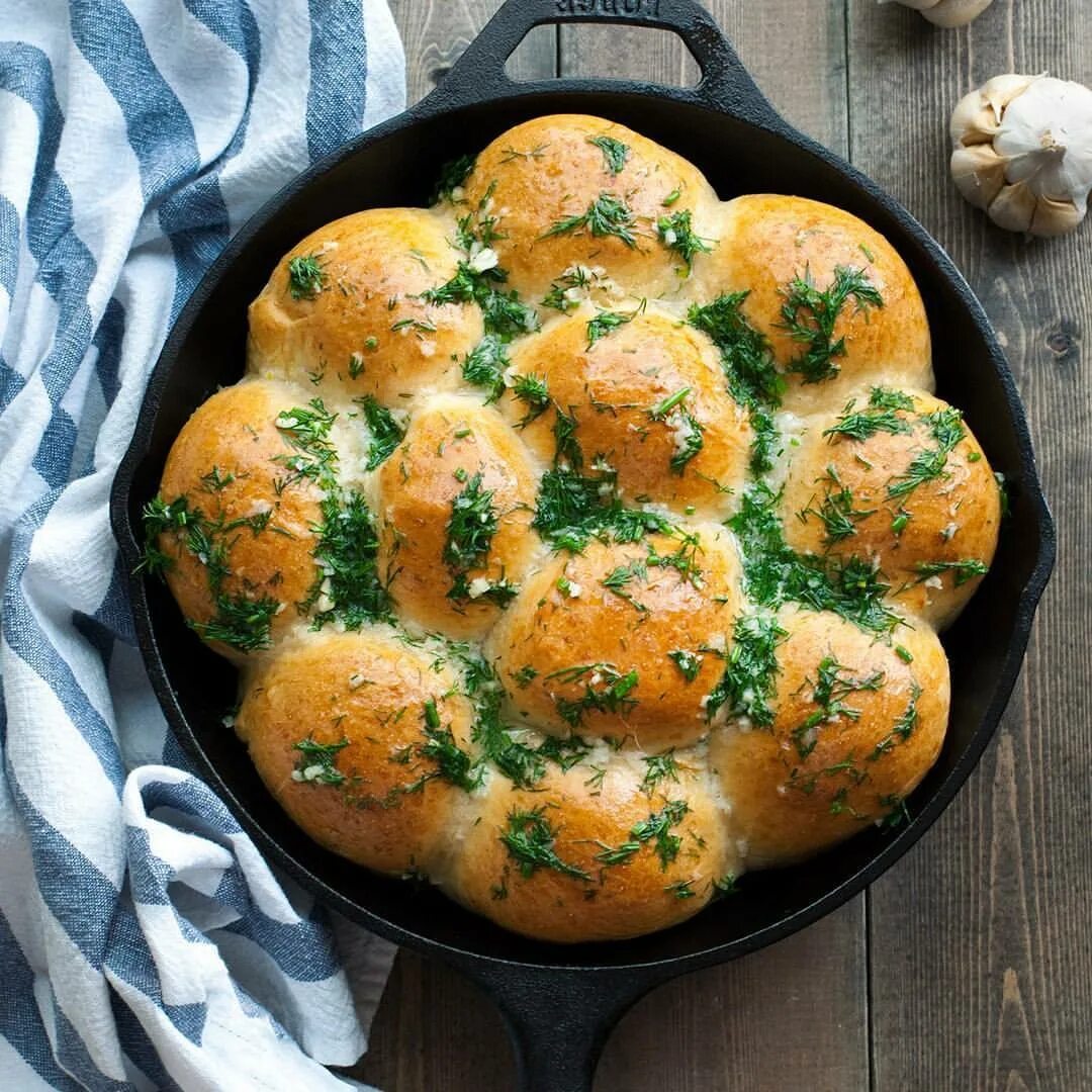 Чесночные пампушки. Чесночные пампушки. Пампушки с чесноком глобус. Украинские пампушки с чесноком к борщу. Чесночные пампушки.