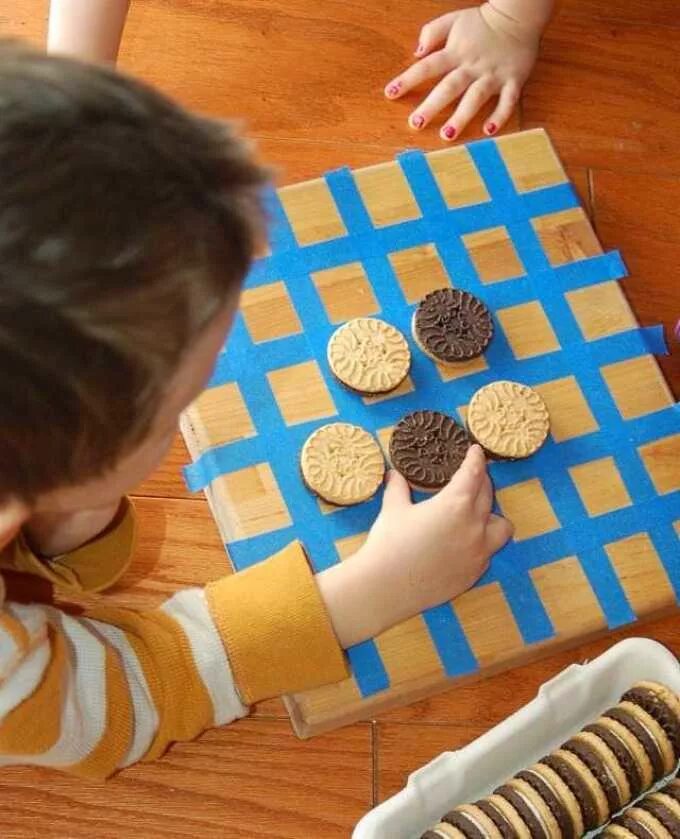 Твистер игра для дошкольников. Твистер на полу в школе. В какие игры можно поиграть в домашнем. Игра twister. Домашние активные игры.