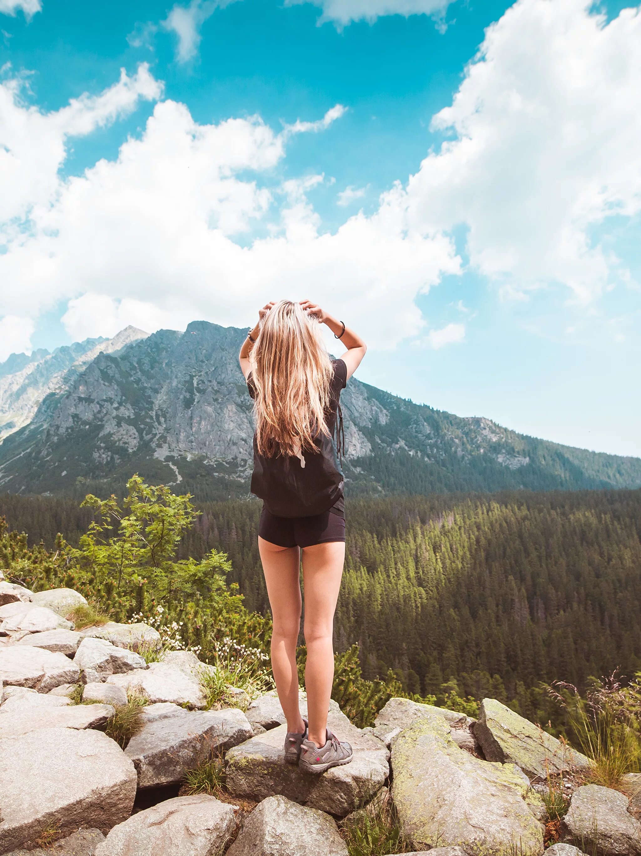 девушка в горах со спины. горы девушка со спины фото. горы девушка со спины фото. девушка спиной горы лес. вид девушки со спины в горах.