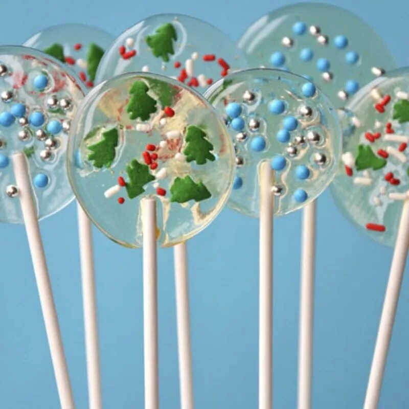 декор леденцов на палочке. сладости на палочке. леденцы из изомальта. леденцы цветные на палочке. кейк попсы теннис.