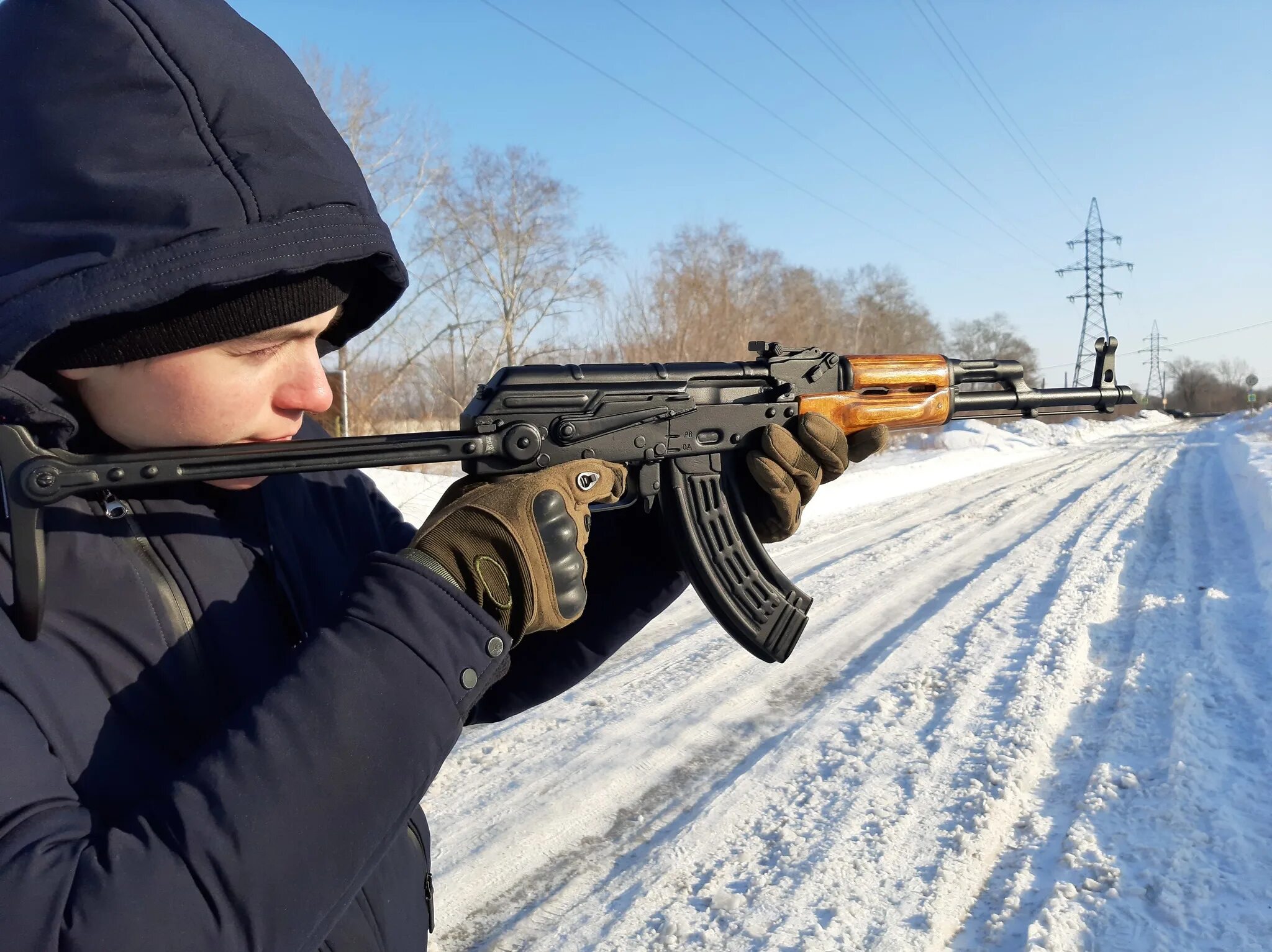 Автомат в руках. Человек с автоматом в руках. Автомат Калашникова в руках.