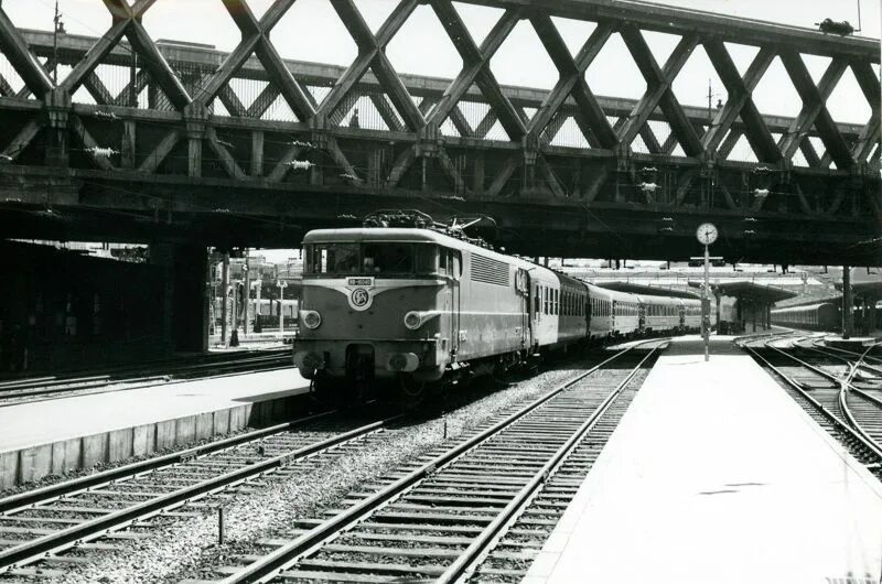 Железная дорога париж вена. Железнодорожный вокзал Тулуза. Железнодорожная станция в Тулузе. Train 1970. Железные дороги Парижа 1910.