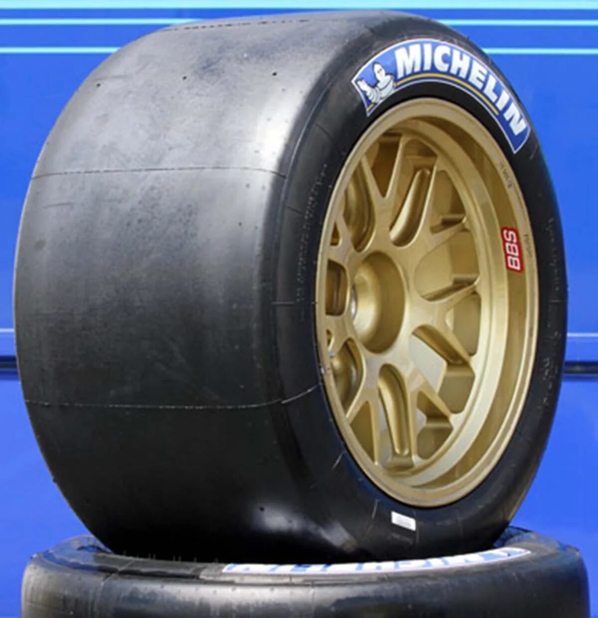 Кольцевая шина. Слики f1. Michelin f1. Слики резина формула 1. Слик формула 1.